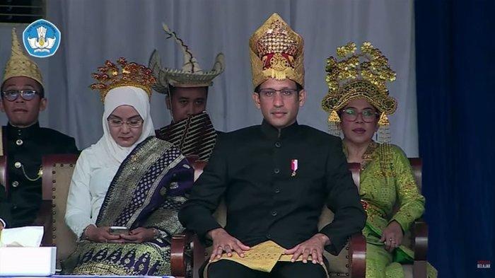 Menteri Pendidikan, Kebudayaan, Riset, dan Teknologi (Mendikbudristek), Nadiem Makarim mengenakan baju adat Aceh di Upacara Hari Pendidikan Nasional (Hardiknas) 2023, Selasa (2/5/2023). (YouTube/KEMENDIKBUD RI)