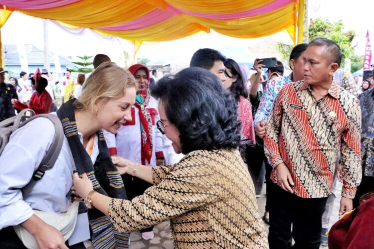 Sekda Bersama Ketua TP PKK Simalungun Sambut Rombongan Ambassador Goes To Lake Toba