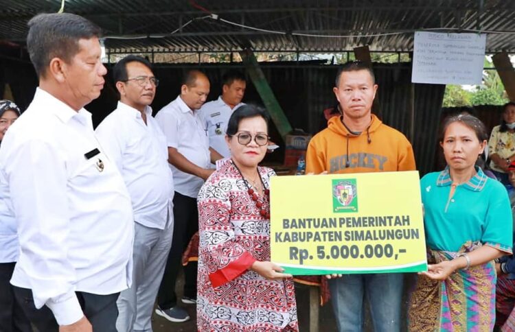 Bupati, Ketua DPRD dan Ketua TP PKK Simalungun Kunjungi dan Berikan Bantuan Kepada Korban Kebakaran