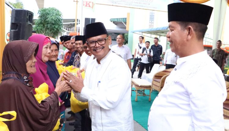 Bupati Simalungun bersama Wakil Bupati Laksanakan Safari Ramadhan dan Bersilahturrahmi dengan Masyarakat Nagori Pamatang Simalungun Bupati Simalungun Radiapoh Hasiholan Sinaga bersama Wakil Bupati H Zonny Waldi melaksanakan Safari Ramadhan sekaligus bersilahturrahmi dengan masyarakat di halaman Masjid Al-Manshuriyah Huta VI Nagori Pamatang Simalungun, Kecamatan Siantar, Jum’at (31/3/2023). Kehadiran Bupati dan Wakil Bupati juga didampingi Anggota DPRD Simalungun Badri Kalimantan, Sekda Esron Sinaga, Asisten Perekonomian dan Pembangunan Ramadhani Purba serta sejumlah pimpinan OPD dilingkungan Pemkab Simalungun. Badan Kemakmuran Masjid (BKM) Al-Manshuriyah, Suwandi mengucapkan terima kasih atas kunjungan Bupati bersama Wakil Bupati Simalungun serta jajarannya serta Kakan Kemenag Simalungun. “Ini terus terang, dari tahun 1990 saya bermukim di sini, baru kali inilah Tim Safari Ramadhan di hadiri bapak Bupati dan Wakil Bupati. Kami bangga pak, bapak bisa hadir di Masjid kami ini sekaligus bersilaturrahmi dengan masyarakat,”kata Suwandi. Selanjutnya, Suwandi yang juga sebagai Gamot di Nagori itu menyampaikan bahwa jalan di Nagori Pamatang Simalungun membutuhkan perhatian dari pemerintah sekaligus lampu penerangan jalan dan Kamtibmas terkait adanya balap liar. “Kami sangat berharap dari Huta 6 untuk menertibkan tentang balap liar, karena hingga larut malam. Dan lampu jalan kami pak,”harapnya. Dalam kesempatan itu, Wakil Bupati dalam sambutannya berharap momentum ramadhan ini kita jadikan untuk saling menyayangi dan mengasihi serta meningkatkan persatuan dan kesataun dalam rangka mewujudkan Kabupaten Simalungun yang rakyatnya sejahtera. Sementara itu, Bupati Simalungun menyampaikan silahturahmi ini tidak hanya serimonial tapi terus berkelanjutan dan bukan hanya pada safari ramdhan saja. Menyingung tentang balap liar, Bupati meminta kepada pangulu agar jalan di buat polisi tidur untuk menghindari adanya balap liar. “Jadi harapan kita, di huta 6 ini bisa menjadi daerah yang nyaman dan masyarakatnya luar biasa keramahannya,”kata Bupati Diselah-selah sambutanya, dalam menyahuti permohonan Gamot (Kadus) Bupati juga menyampaikan bahwa, sesuai dengan kemampuan keuangan pemerintah, tahun ini Pemkab Simalungun akan membangu tiga ruas jalan di huta 6 nagori Pamatang Simalungun. “Yang jalan prioritas,”kata Bupati. Sisi lain, Bupati menyampaikan bahwa tahun 2023 merupakan tahun politik, untuk itu himbau kepada masyarakat, walaupun beda kiblat, namun untuk membangun Simalungun harus bersatu. Acara tersebut ditandai dengan penyerahan tali asih dan bingkisan kepada 25 anak yatim dan bingkisan kepada 225 kepada kaun duafa, guru-guru ngaji, bilal mayit dan penggali kubur serta menyerahkan bantuan berupa 1 unit Speaker portable dan 1 gulung sajadah. Ditutup dengan tausyah yang disampaikan oleh kakan Kemenang Simalungun H Ahmad Sofian.