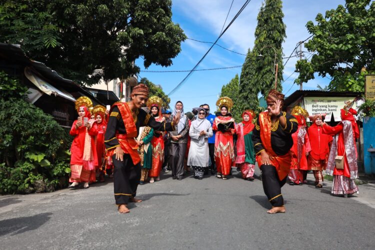 Tari Galombang digelar menyambut Walikota Siantar di acara Silaturahmi Bunda Kandung Kota Pematang Siantar dan Gebyar Budaya Minangkabau ,Sabtu (08/07/2023).