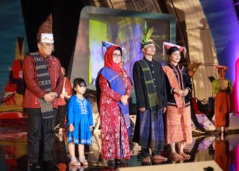 Walikota Siantar bersama Suami hadiri malam Pagelaran Seni dan Budaya Pekan Raya Sumatera Utara (PRSU) ke-49 di Tapian Daya, Jalan Gatot Subroto Medan, Minggu (09/07/2023) malam