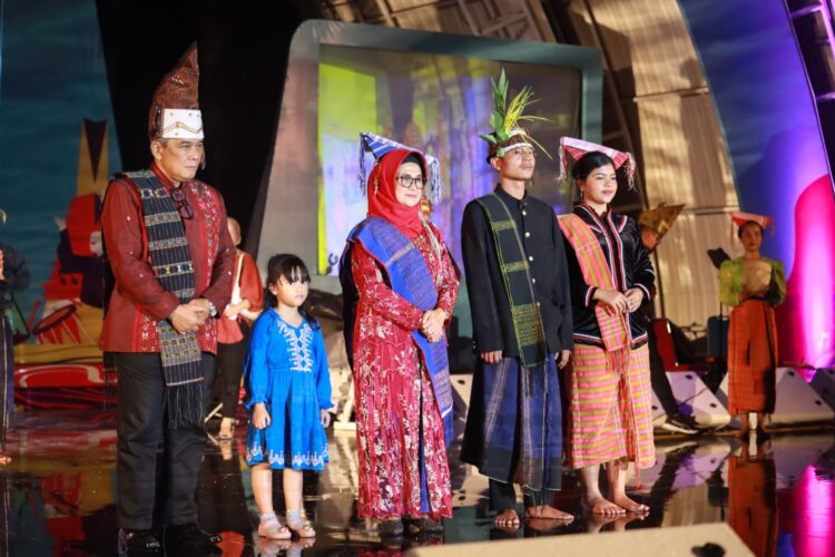 Walikota Siantar bersama Suami hadiri malam Pagelaran Seni dan Budaya Pekan Raya Sumatera Utara (PRSU) ke-49 di Tapian Daya, Jalan Gatot Subroto Medan, Minggu (09/07/2023) malam