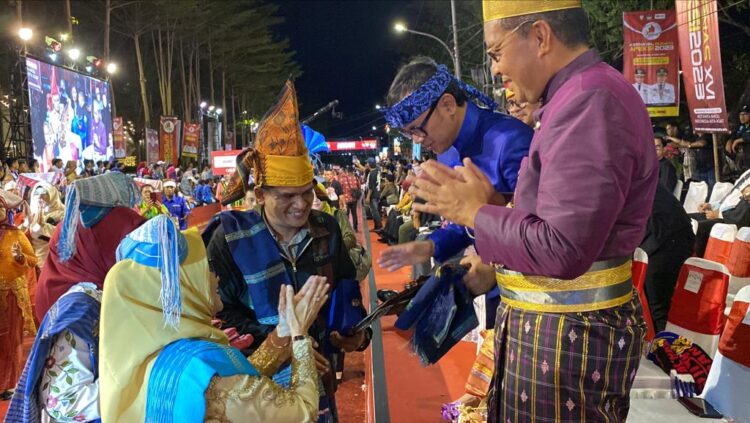 Wali Kota Pematang Siantar dr Susanti Dewayani SpA Ikuti acara Karnaval dan Pawai Budaya di kawasan Anjungan Pantai Losari Kota Makassar