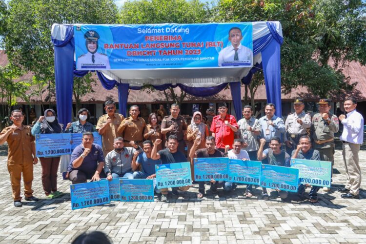 Wali Kota Pematang Siantar dr Susanti Dewayani SpA menyerahkan secara simbolis Bantuan Langsung Tunai DBH-TCT, di halaman Kantor Dinas Sosial Pemberdayaan Perempuan dan Perlindungan Anak (Dinsos P3A), Jalan Dahlia Pematang Siantar, Senin (28/08/2023).