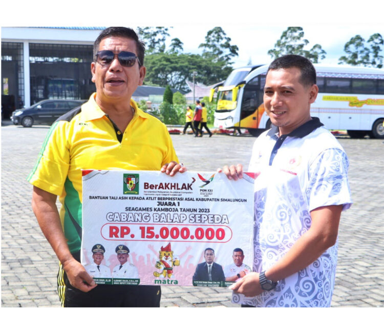 Bupati Simalungun Radiapoh Sinaga memberi   tali asih kepada atlet berprestasi, di halaman Kantor Bupati Simalungun, Pamatang Raya, Sumut, Jum'at (8/9/2023).