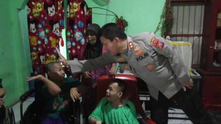 Kapolres Simalungun kunjungi kembali 1 keluarga lumpuh layu di di Desa Pamatang Simalungun, Kecamatan Siantar, Kabupaten Simalungun, Selasa (5/9/2023).