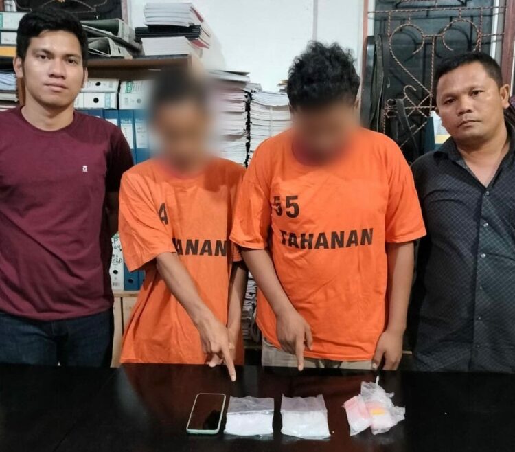 Dua tersangka yang diamankan dengan inisial "AV(18)" seorang pengangguran warga Huta I, Nagori Boluk, Kecamatan Bosar Maligas, Kabupaten Simalungun dengan rekannya "RA(16)", Keduanya diamankan bersama barang bukti berupa dua bungkus plastik klip berisi sabu