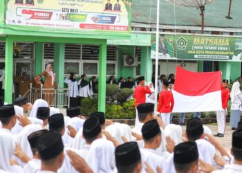 Wali Kota Pematang Siantar dr Susanti Dewayani SpA saat menjadi pembina upacara bendera, di Madrasah Aliyah Negeri (MAN) Pematang Siantar, Jalan Singosari, Kelurahan Bantan, Kecamatan Siantar Barat, Senin (11/09/2023) pagi.