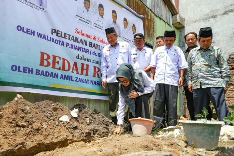 Wali Kota melakukan peletakan batu pertama bedah rumah oleh BAZNAS, di Jalan Lapangan Bola Bawah, Kelurahan Parhorasan Nauli, Kecamatan Siantar Marihat, Rabu (13/09/2023) pagi.