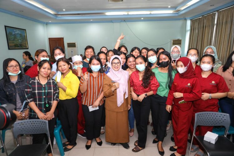 Wali Kota Pematang Siantar dr Susanti Dewayani SpA bersama peserta sosialisasi paramedis dan non paramedis RS Vita Insani.