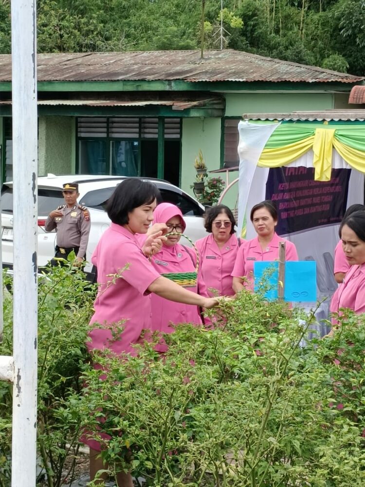 Ketua Bhayangkari Cabang Simalungun, Ny. Erika Ronald Sipayung, mengadakan kunjungan kerja di Polsek Purba, Kabupaten Simalungun.