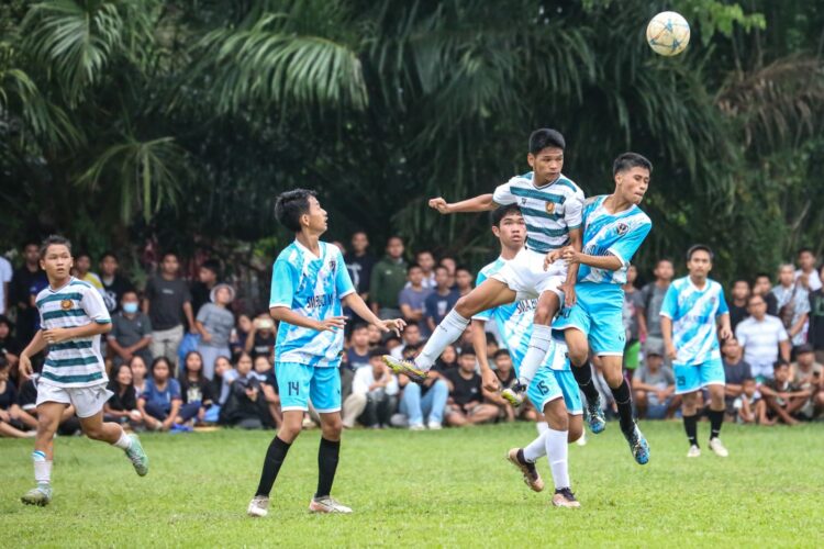 RIbuan masyarakat menyaksikan pertandingan final Wali Kota Cup Tahun 2023, di Lapangan Farel Pasaribu, , Kecamatan Siantar , Senin (25/09/2023) sore. Pertandingan final antara Kesebelasan SMA Negeri 1 melawan Kesebelasan SMA Budi Mulia, dimenangkan Kesebelasan SMAN 1 dengan skor 1-0.
