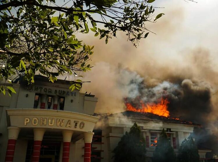 Kantor Bupati Pohuwato  Gorontalo dibakar oleh massa demonstran penambang yang menuntut ganti rugi lahan dari salah satu perusahaan tambang