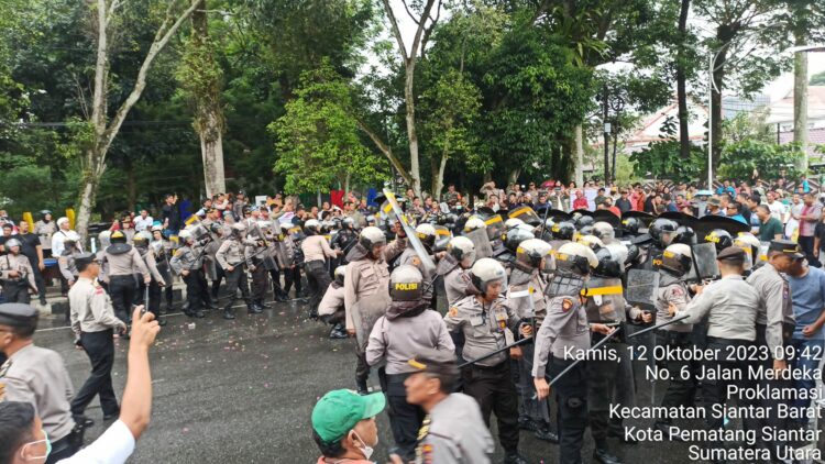 Massa anarakis bentrok dengan pihak keamanan yang dipragakan saat Simulasi Sistem Pengamanan (Sispam) Kota dalam Rangka Kesiapan Pengamanan Tahapan Pemilu Serentak Tahun 2023 di Wilayah Kota Pematang Siantar, di
Jalan Merdeka, depan Balai Kota Pematang Siantar,Kamis (12/10/2023)(ist)