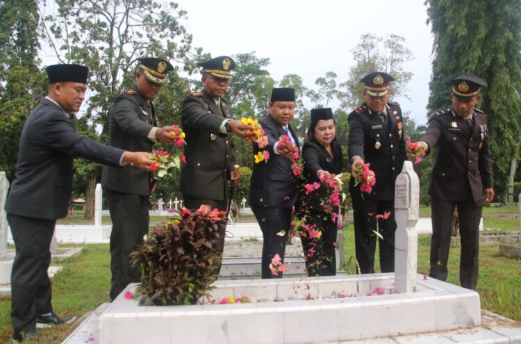 Upacara Ziarah Nasional dalam rangka memperingati Hari Ulang Tahun (HUT) Ke-78 Tentara Nasional Indonesia (TNI) tahun 2023 bertempat di Taman Makam Pahlawan (TMP) Nagur, Pematang Siantar, Rabu (4/10/2023)