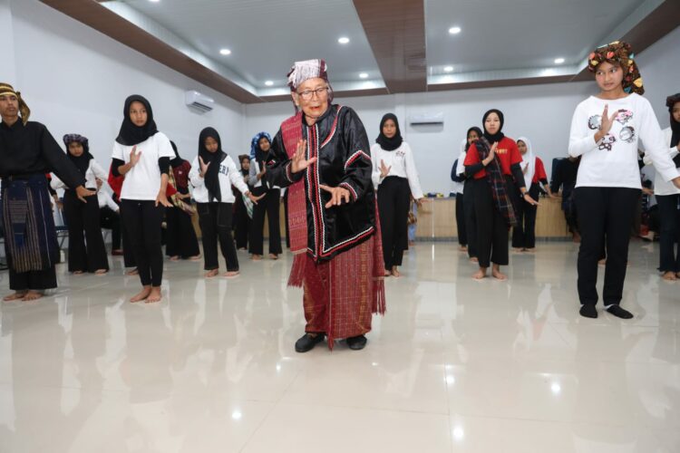 Tarian yang ditampilkan dalam uji data ,yakni Tortor Sombah, Tortor Sitalasari, Tortor Nanggurdaha (Burung Garuda), Tortor Imbou Manibung, Tortor Haroan Bolon (SMA Kartika), dan performance tunggal Tortor Balang Sahua dari Oppung Raminah Garingging. Kategori Maestro Seni Tradisi, di aula Kantor Dinas Pendidikan Kota Pematang Siantar, Jalan Rabu (04/10/2023)