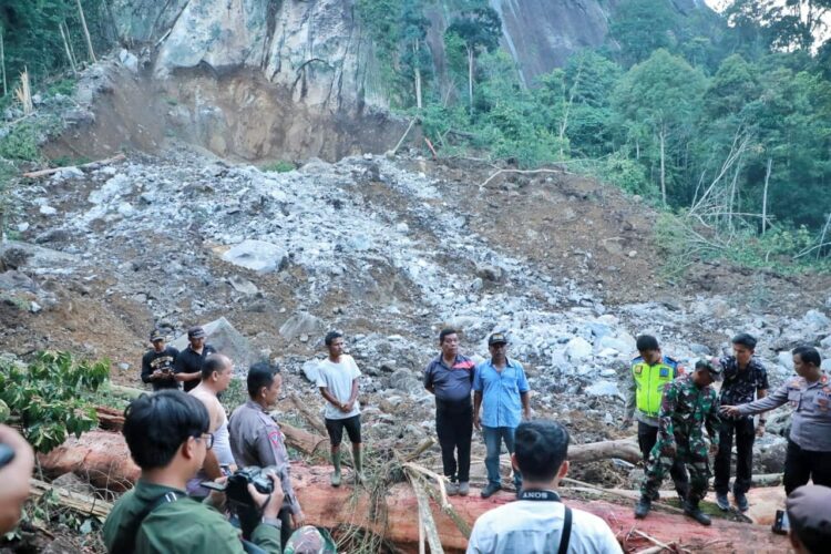 Bupati Simalungun Radiapoh Hasiholan Sinaga bersama Kapolres AKBP Ronald FC Sipayung, melakukan meninjau longsor yang terjadi di wilayah Kecamatan Raya Kahean, Simalungun, Sumut, Minggu (15/10/2023).