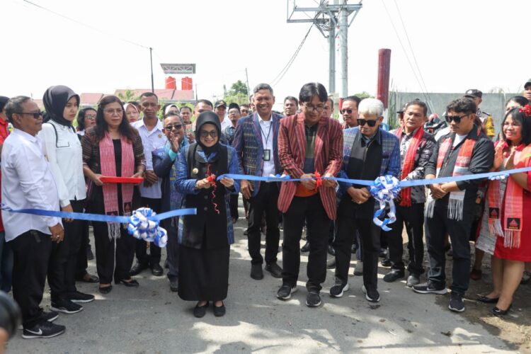 Wali Kota Pematang Siantar bersama Ketua Dekranasda Resmikan Kampung Tenun Ulos Siantar