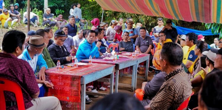 Bupati Simalungun Radiapoh Hasiholan Sinaga mengikuti kegiatan Haroan Bolon (Gotong royong) yang di laksanakan oleh Kelompok Sadar Wisata (Pokdarwis) Girsang Kecamatan Girsang Sipangan Bolon, Simalungun, Sumut, Sabtu (4/11/2023).