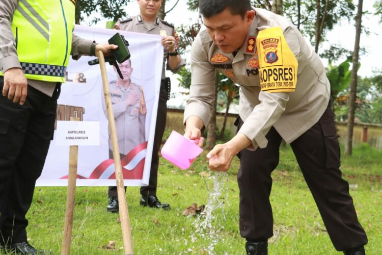  Polres Simalungun turut serta  menggelar kegiatan bakti sosial dan penanaman pohon dalam rangka Rapat Koordinasi (RAKORBIN) Sumber Daya Manusia (SDM) dan Pegawai Negeri Sipil (PNS) POLRI 2023. Kegiatan ini dipimpin langsung oleh Kapolres Simalungun AKBP Ronald F.C Sipayung,  pada hari Sabtu,( 4 /11/2023)