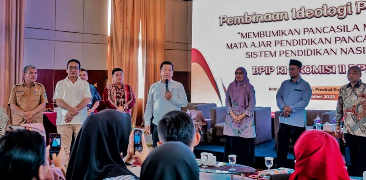 Bupati Simalungun Radiapoh Hasiholan Sinaga,bersama Ketua DPRD Simalungun Timbul Jaya Sibarani menghadiri sosialisasi pembinaan ideologi Pancasila yang dilaksanakan oleh Badan Pembinaan Ideologi Pancasila (BPIP) RI - Komisi II DPR RI. di Hotel Sapadia Siantar.