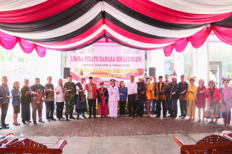 Wali Kota membuka Lomba Pidato Bahasa Simalungun Tingkat SMA/SMK dan Mahasiswa yang diselenggarakan Partuha Maujana Simalungun (PMS) Kota Pematang Siantar dengan Yayasan Raja Sangnaualuh Damanik dan Cabang Dinas Pendidikan Provinsi Sumatera Utara (Sumut) Wilayah VI, di Lapangan Parkir Pariwisata, Jalan Merdeka, Jumat (10/11/2023)