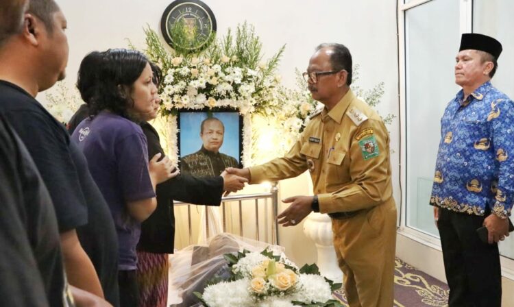 Ucapan bela sungkawa itu disampaikan Bupati Simalungun diwakili Wakil Bupati H Zonny Waldi, saat mengunjungi rumah duka di Jln Kertas, Kecamatan Siantar Timur Kota Siantar, Sumut, Senin (13/11/2023)