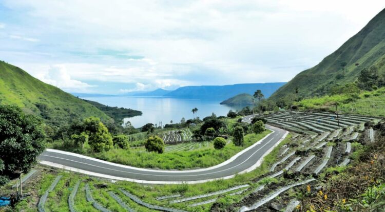 Jalan yang di tinjau Bupati tersebut merupakan jalan kabupaten yang baru selesai di kerjakan, mulai dari Simpang Bage menuju Bage Nagori Ujung Saribu sampaikan perbatasan antara Kabupaten Simalungun dengan Kabupaten Karo