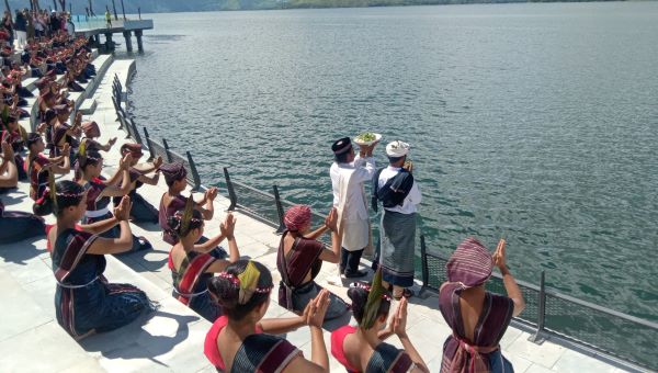 Kearifan Lokal Mangelek Tao: Doa untuk Suksesnya Event Aqua Bike Jetski World Championship 2023 di Samosir