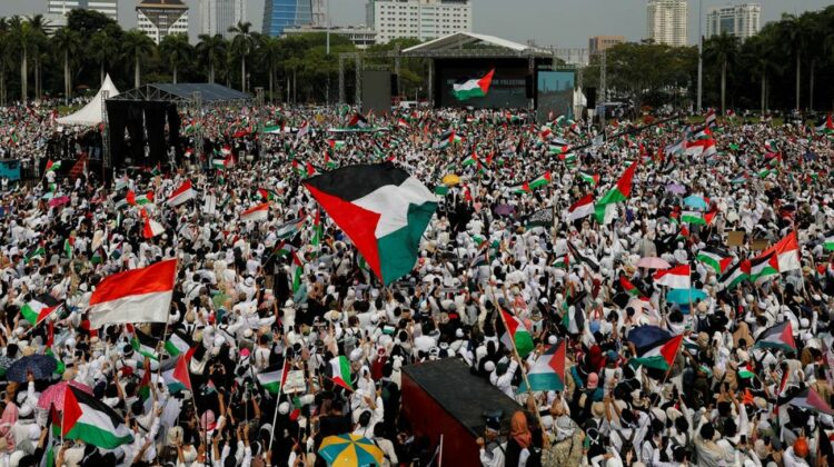 Ratusan ribu warga mengikuti aksi akbar Aliansi Rakyat Indonesia Bela Palestina di Lapangan Silang Monas, Jakarta, Minggu (5/11/2023).