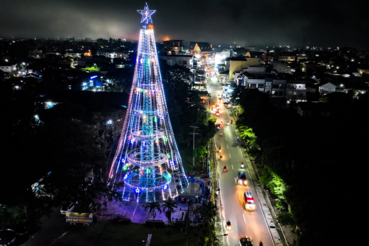 Pohon Natal tertinggi di Asia Tenggara dengan lampu kelap kelip yang berwarna warni serta dihiasi pernak pernik Natal terlihat sangat indah dan megah, menghiasi Kota Pematang Siantar