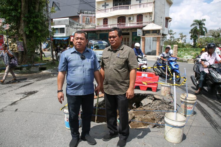 Plt Kepala Dinas PUTR Kota Pematang Siantar Tinjau Kerusakan Jalan Sibolga