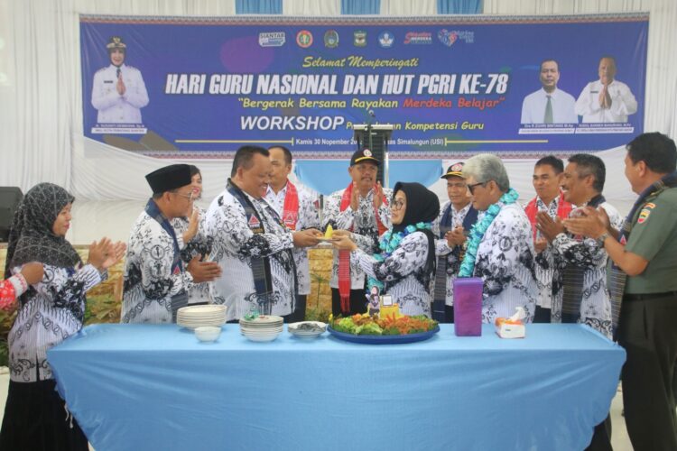 Wali Kota menghadiri puncak perayaan Hari Guru Nasional dan Hari Ulang Tahun (HUT) ke-78 Persatuan Guru Republik Indonesia (PGRI) dengan thema "Bergerak Bersama Rayakan Merdeka Belajar" di Auditorium Brigjend Radjamin Purba Universitas Simalungun (USI), Kamis (30/11/2023).
