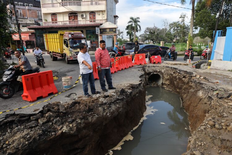 Pengerjaan perbaikan jalan dan gorong-gorong di jalan Sibolga mulai dilaksanakan oleh PUTR kota Pematang Siantar