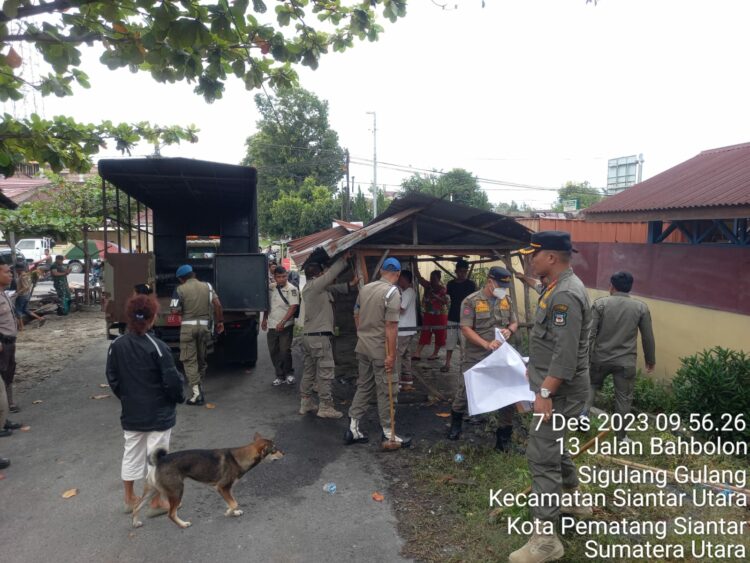 Satuan Polisi Pamong Praja (Satpol PP) membongkar dua unit bangunan kios liar di Jalan Rakutta Sembiring