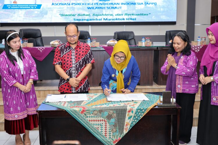 Wali Kota menandatangani kerja sama antara Pemerintah Kota (Pemko) Pematang Siantar dengan Asosiasi Psikologi Pendidikan Indonesia (APPI) Wilayah Sumatera Utara (Sumut). Penandatanganan kerja sama tersebut bersamaan dengan kegiatan Rapat Kerja Wilayah (Rakerwil) APPI Wilayah Sumut di ruang Serbaguna Bappeda Pematang Siantar, Sabtu (09/12/2023).