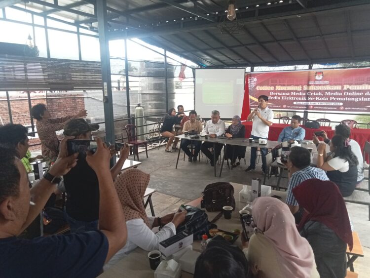 Coffee morning diikuti puluhan jurnalis media online, televisi maupun media cetak. Berbagai harapan disampaikan 5 komisioner KPU Kota Siantar terhadap insan pers