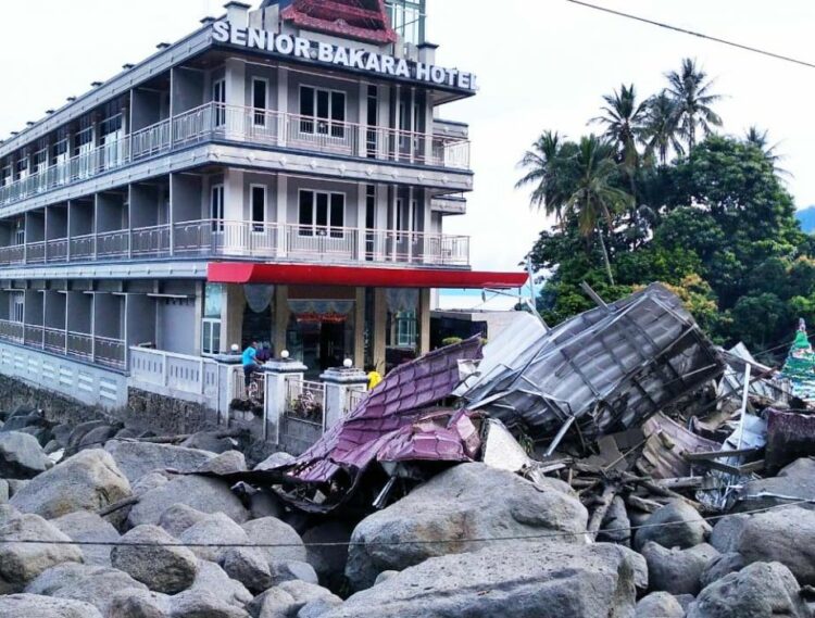 Banjir Bandang bercampur batu batu besar Landa Lembah Simangulampe Bakkara Sumut 12 Orang Hilang