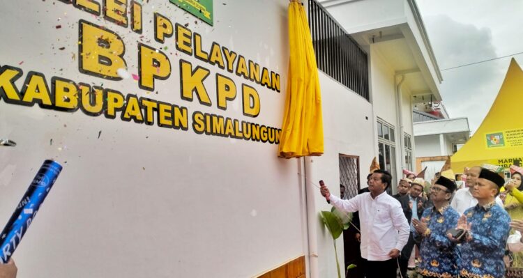 Bupati Simalungun Radiapoh Hasiholan Sinaga didampingi Wakil Bupati H Zonny Waldi dan sekda Esron Sinaga meresmikan Balei Pelayanan Badan Pengelola Keuangan dan Pendapatan Daerah (BPKPD) Kabupaten Simalungun, Pamatang Raya, Sumut, Rabu (17/1/2024).