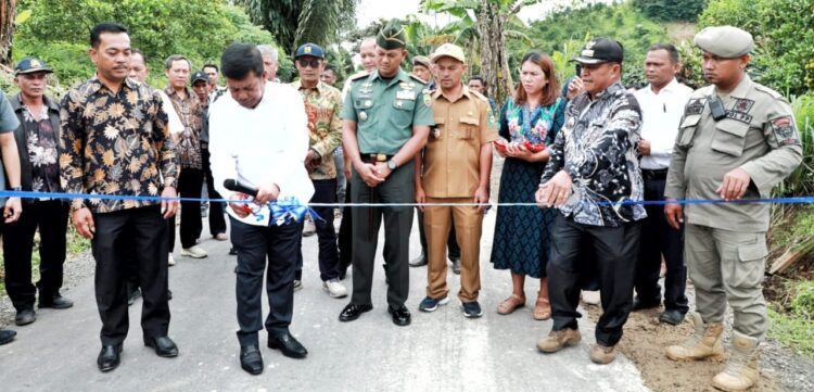 Bupati Simalungun Radiapoh Hasiholan Sinaga meresmikan Jalan Kabupaten Penghubung Nagori Siboras dengan Nagori Saribu Jandi Kecamatan Pamatang Silimahuta, Simalungun, Sumut, Kamis (18/1/2024).