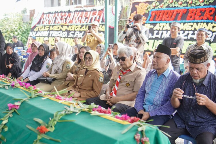 Wali Kota Pematangsiantar dr Susanti Dewayani SpA bersama Ketua Dekranasda Pematangsiantar H Kusma Erizal Ginting SH melayat ke rumah duka tokoh Pramuka M Akhiri Trisko, di Jalan Durian Raya Perumnas Baru VI, Kabupaten Simalungun, Selasa (23/01/2024)