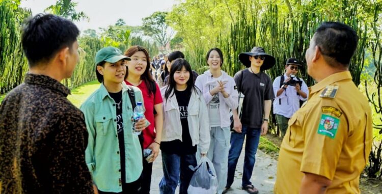 Rombongan siswa dan dosen Handong Global University I Global Mission Institute South Korea 2024 melakukan kunjungan di SMK Swasta GKPS Pematang Raya, Kecamatan Raya, Kabupaten Simalungun, Sumut, Senin (5/2/2024).