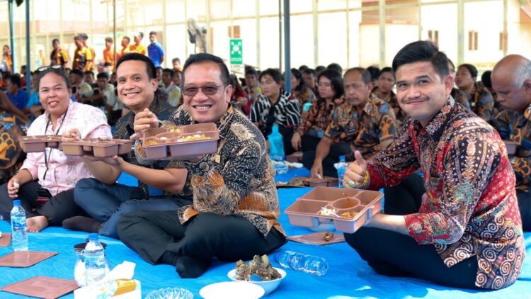Bulan suci Ramadhan yang telah didepan mata tentunya merupakan momen yang sangat membahagiakan bagi Umat Islam di Seluruh Penjuru Dunia, tidak terkecuali di Lapas Pematangsiantar. Momen sekali setahun yang menjadi momentum peningkatan keimanan, kekeluargaan serta persaudaaran ini tentunya sangat disambut dengan penuh antusias oleh seluruh warga binaan yang beragama Islam di Lapas Pematangsiantar. Punggahan merupakan refleksi kegembiraan dalam rangka menyambut datangnya bulan suci Ramadhan. Acara tersebut dilaksanakan rutin setiap tahun dalam rangka menyambut datangnya bulan Suci Ramadhan. Munggahan merupakan acara yang sangat baik sekali, disamping kita dapat bersilaturahmi, kita juga dapat saling memaafkan sehingga kita mempunyai hati yang bersih, penuh keihklasan dalam melaksanakan ibadah puasa. Namun, ada yang berbeda dengan Punggahannya Lapas Pematangsiantar menyambut Ramadhan tahun ini. Kalapas Pematangsiantar, M. Pithra Jaya Saragih bersama Pegawai Lapas Pematangsiantar berkumpul bersama, dengan SELURUH warga binaan Lapas Pematangsiantar di Lapangan terbuka blok hunian Lapas Pematangsiantar. Pada agenda kali ini, untuk pertama kalinya di Lapas Pematangsiantar, Kalapas, Para Pejabat, para Pegawai, serta seluruh warga binaan makan dengan mengunakan Compreng (Wadah Makanan Harian WBP) dengan Lauk yang sama di tempat yang sama secara bersamaan. “Kegiatan ini merupakan wujud solidaritas dari keluarga besar Lapas Pematangsiantar. Kesuksesan acara kita ini tentunya tidak lepas dari setiap pihak pihak yang ambil peran serta melaksanakannya dengan baik. Saya berharap melalui kegiatan ini, rasa toleransi serta kekeluargaan yang telah ada tetap terjaga dalam menyambut bulan suci Ramadhan tahun ini”, Ucap Pithra dalam sambutannya. Lebih lanjut, di Kesempatan yang sama perwakilan warga binaan yang memberikan sambutan juga turut berterima kasih kepada pihak Lapas yang telah memfasilitasi kegiatan punggahan bersama serta telah senantiasa meberikan pembinaan kepada para warga binaan. Diharapkan dengan terlaksananya kegiatan ini, dapat mensucikan diri keluarga besar Lapas Pematangsiantar serta memperkuat iman dalam menyambut datangnya bulan suci Ramadhan.