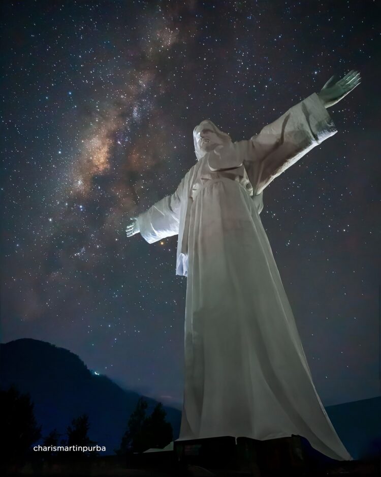 Patung Yesus tertinggi di dunia terletak di Bukit Sibea-bea, Kecamatan Harian Boho, Kabupaten Samosir, Sumatera Utara. Patung 
foto; (charismartin)