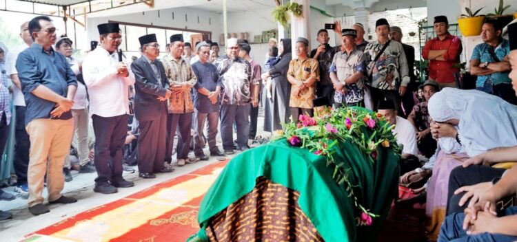 Bupati Simalungun Radiapoh Hasiholan Sinaga bersama Ketua DPRD Timbul Jaya Sibarani mengunjungi rumah duka Almarhum (Alm) Jaminta Purba di Nagori Dolok Malela Kecamatan Gunung Malela, Simalungun, Sumut, Rabu (1/5/2024).