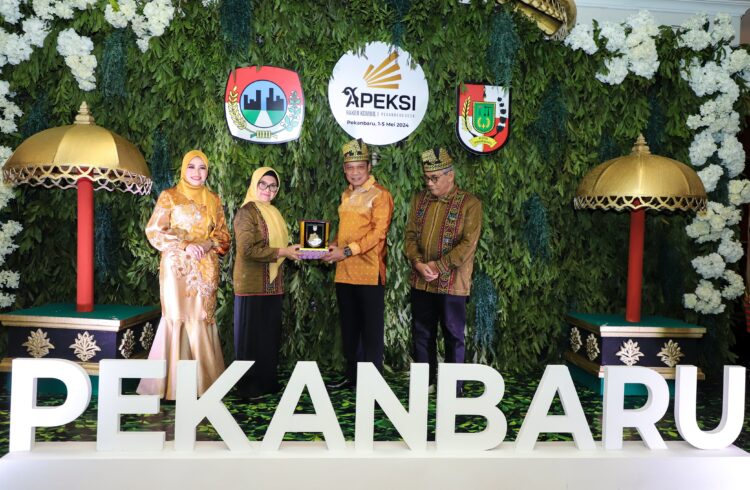 Wali Kota Pematangsiantar menghadiri jamuan makan malam (welcome dinner) di Balairung Hotel Pangeran, Jalan Jenderal Sudirman Pekanbaru, Kamis (02/05/2024) malam.