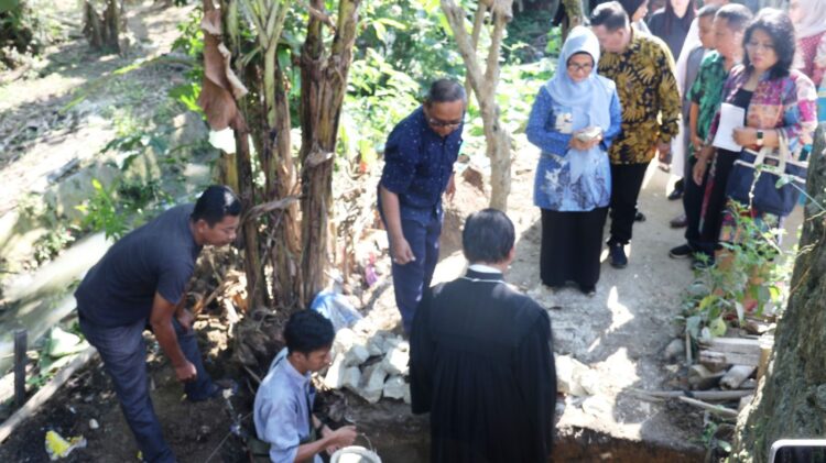 Wali Kota menghadiri peletakan batu pertama rumah dinas pendeta Gereja Mission Batak (GMB), di Jalan Parbebsi, Kelurahan Gurilla, Kecamatan Siantar Sitalasari, Kota Pematangsiantar, Minggu (05/05/2024).