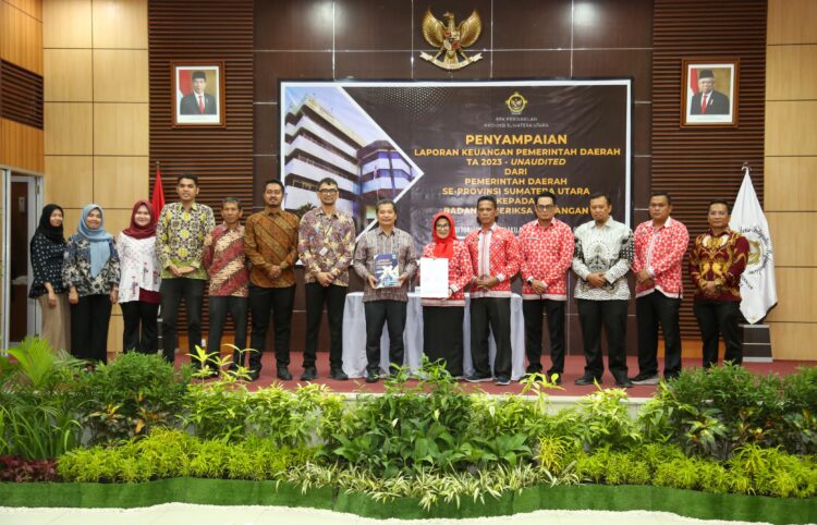 dr Susanti Dewayani SpA Serahkan Laporan Keuangan Pemerintah Daerah (LKPD) Unaudited Tahun Anggaran (TA) 2023