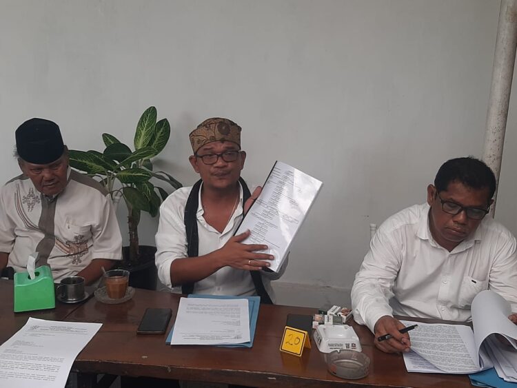 Ketua Bidang Hukum dan Litbang DPP PPABS, Hermanto Sipayung, SH, (tengah) didampingi ahli waris Raja Tanahjawa Tn. Arwansyah Sinaga (kiri) saat konferensi pers di P.Siantar, Rabu (29/5)